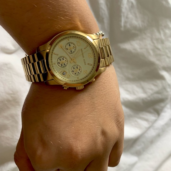 ✨Michael Kors gold tone watch ⏱✨ - Picture 4 of 4